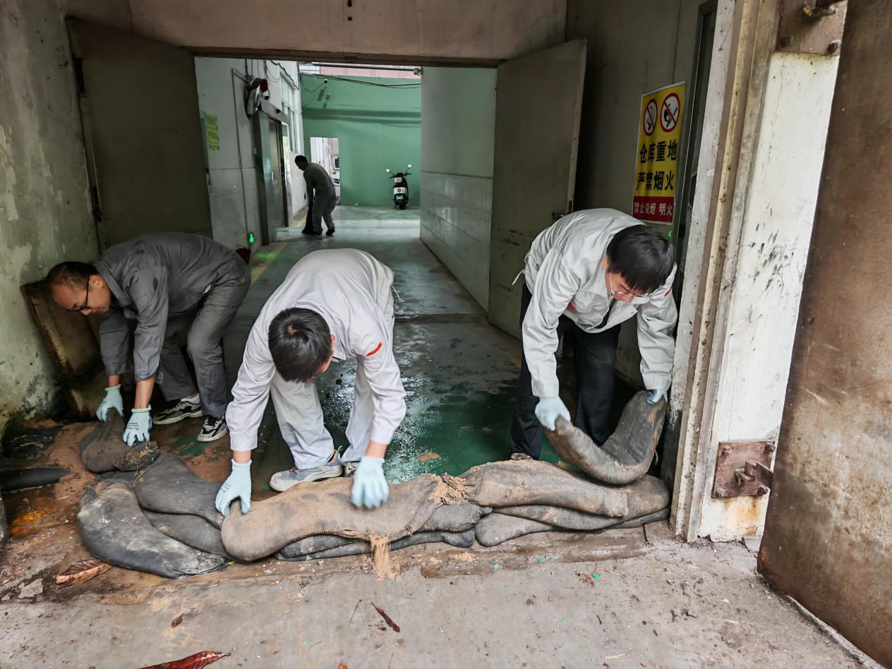 党旗在防汛一线飘扬：中浩科技党支部 运维服务部党员志愿服务队雨中抢险保安全