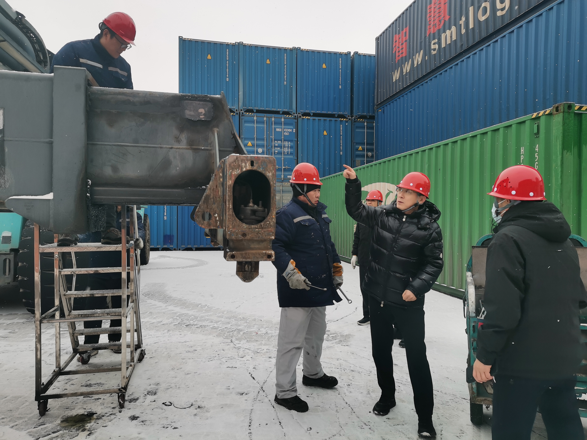 风雪中的坚守：中浩科技一线员工冒雪抢修设备，护航中欧班列畅通运行